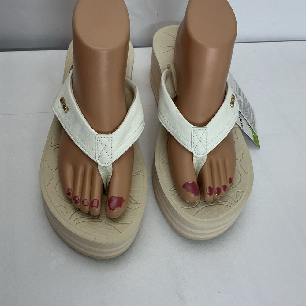 Elegant White Platform Sandals - Picture 2 of 5